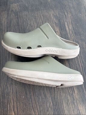 OOFOS Slip-On Clogs, sage green, size 8 W, size 6 M